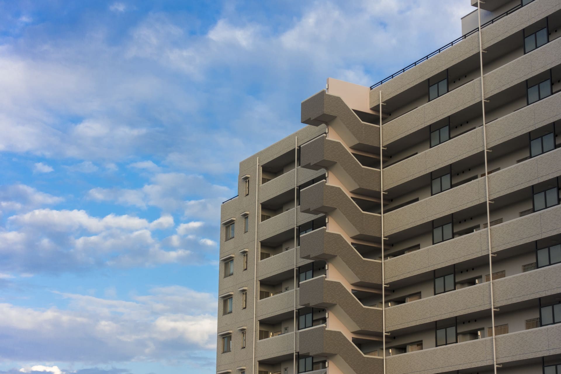 マンションへの無足場工法 | 埼玉の防水工事なら株式会社アベイル・プランニング